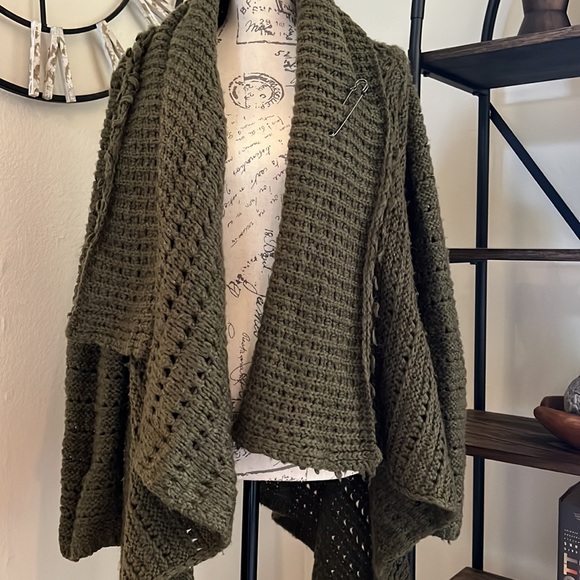 VENUS Cardigan - Picture 3 of 9